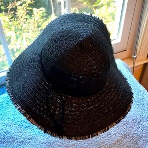 Black straw hat with cute fringe. No label.  Fits a circumference of approx 21in